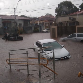 Chuva provoca alagamentos de vias e residências em Osvaldo Cruz